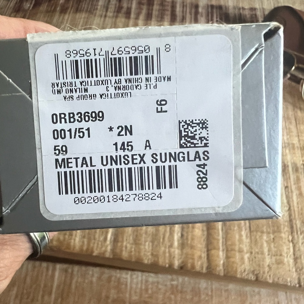 Brand new raybans… I ordered the wrong size and waited too long to return